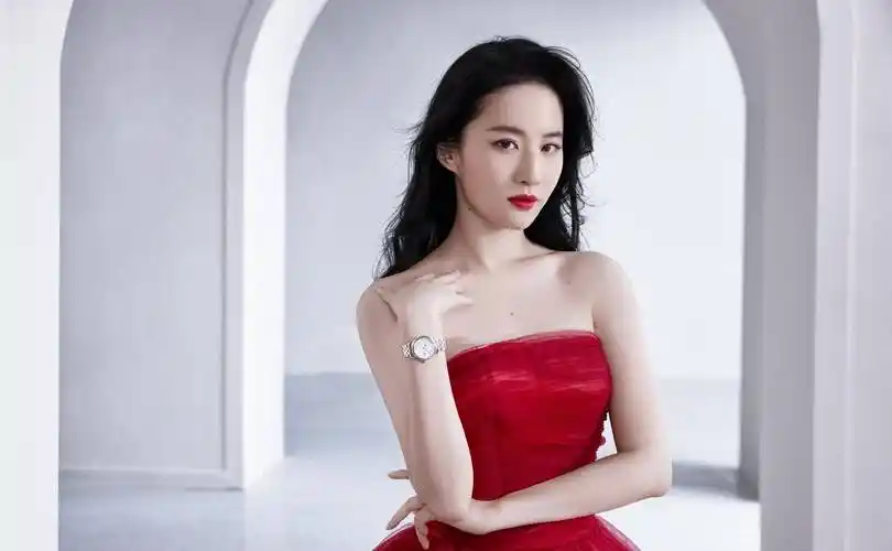 刘亦菲:出水芙蓉的她,美得让人着迷!_锁骨_天鹅_线条