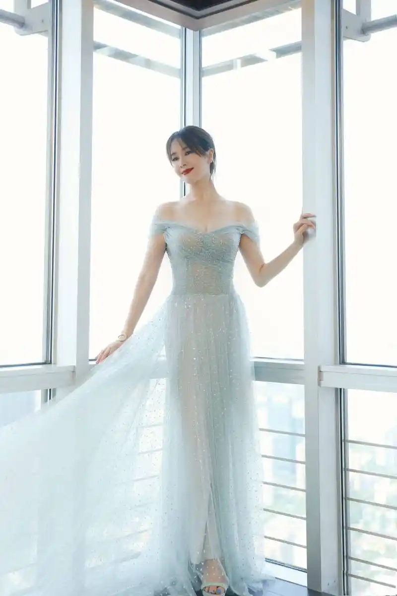 明星壁纸分享—左小青