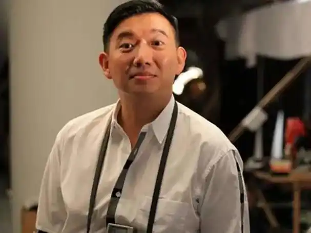 曾出演过《无间道》中的傻强一角,获得最佳男配角.