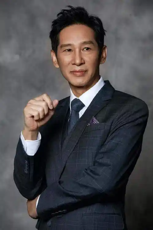 王劲松的经历和家庭