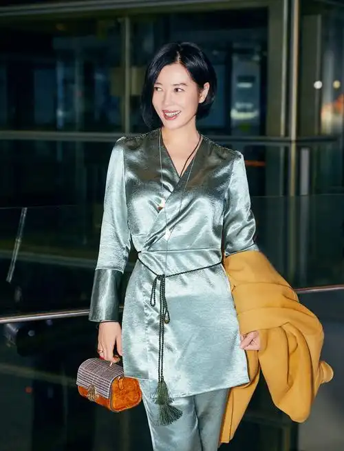 余男现身机场优雅随性开启米兰时装之旅2