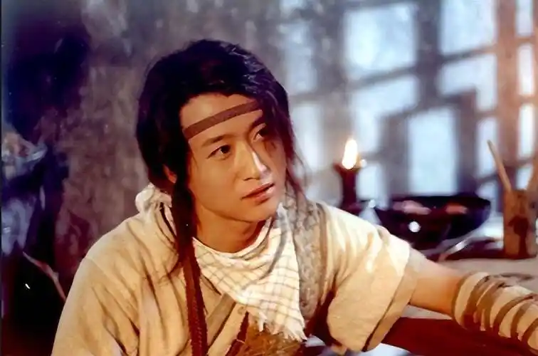 阿飞(吴京饰)如今的焦恩俊经历过两段失败的婚姻之后已经很少拍戏了