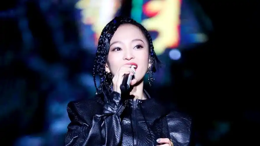 张韶涵登蒙面唱将空灵嗓音嗨翻全场一开嗓就被认出