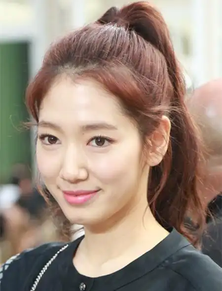 无刘海马尾额前碎发发型 今年就流行无刘海马尾 碎发