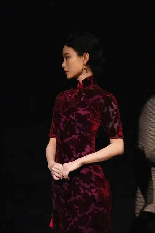 被穿旗袍的倪妮美晕