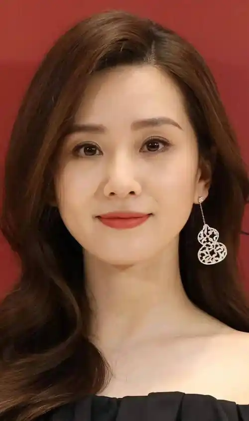 女明星生图!宋祖儿曲线好,江疏影皮肤白皙,她和精修差距太大?