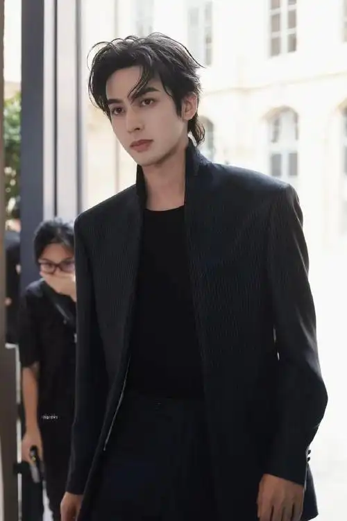 宋威龙侧颜骨相