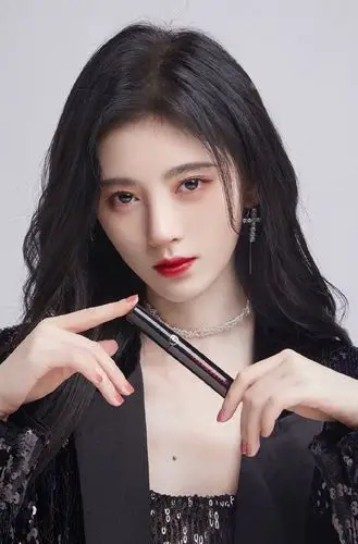 "4000年"美少女鞠婧祎变身女王,一袭黑色亮片西装配红唇,霸气