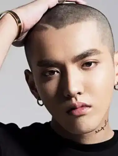 【图】欣赏吴亦凡剪光头照片 畅谈他光头背后的故事