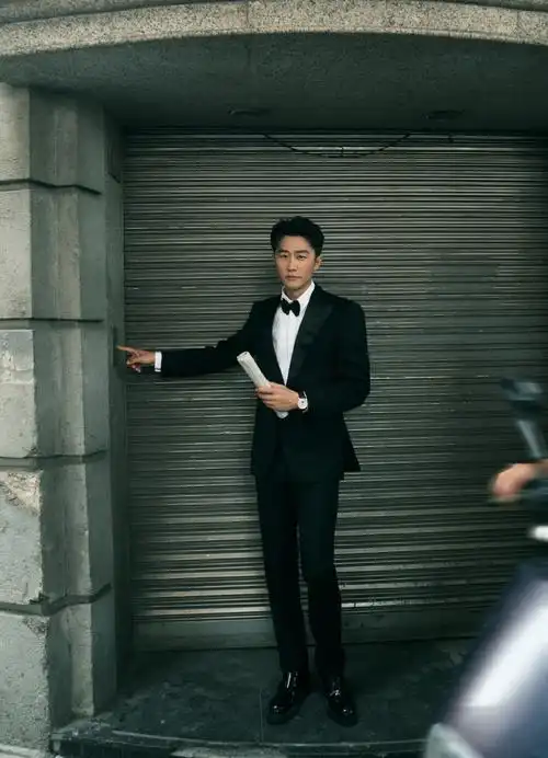 在最新释出的出发图中,黄轩身穿黑色简约风西装,手拿报纸,眸光深邃