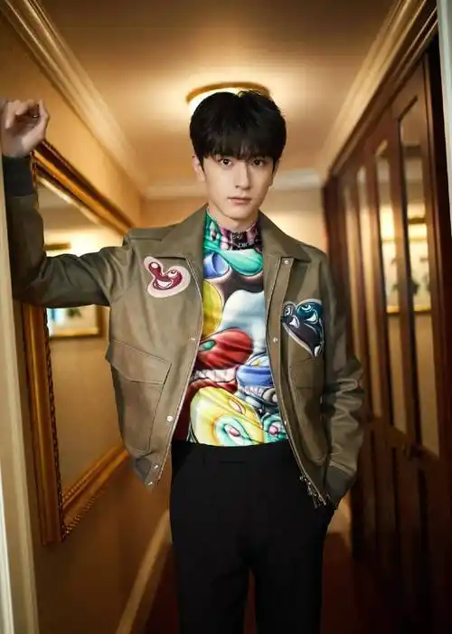 今天小编就再次为大家整理了一大波国内男明星的皮衣 高清写真壁纸图