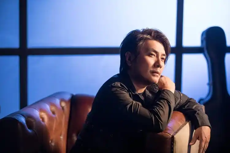 "亚洲情歌王"阿杜发全新单曲 4月26日一起《为爱而战》_世界