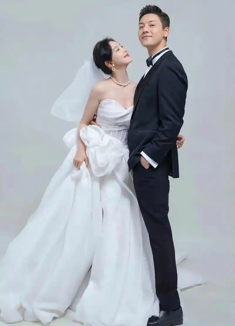 救命,陈伟霆和章若楠这组婚纱照,有一种真结婚的真实感!