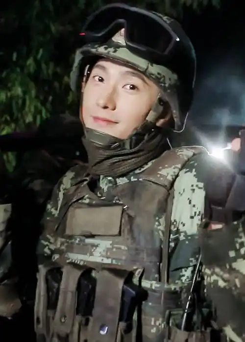 杨洋新剧特战荣耀今晚开播一改往日高冷形象穿军装又酷又野