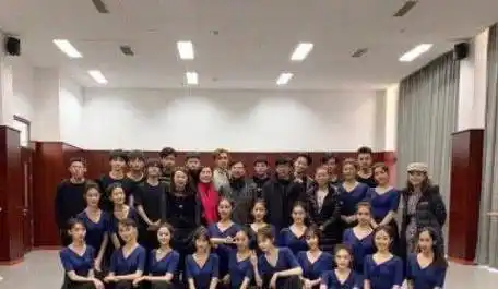 易烊千玺中戏合照被公开,全网都被他身后小哥吸引,校霸不是虚的_同学