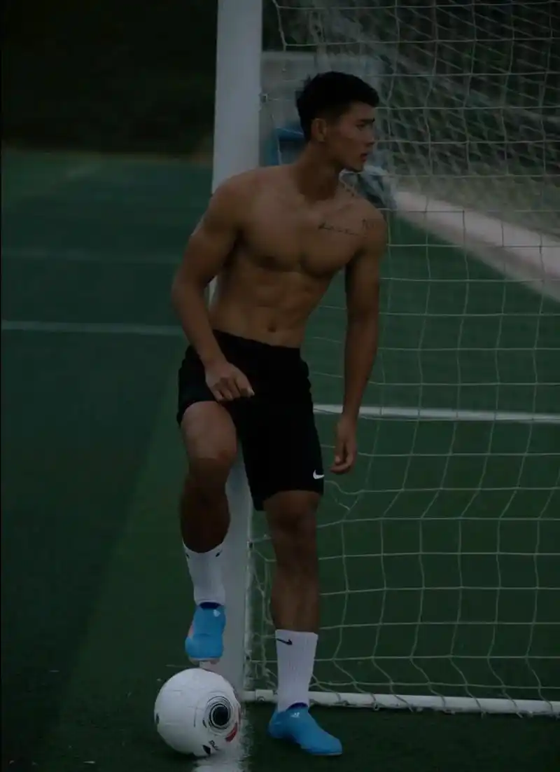 足球体育生小哥#上热门 #男生写真 #腹肌 #体育生 #足球 - 抖音