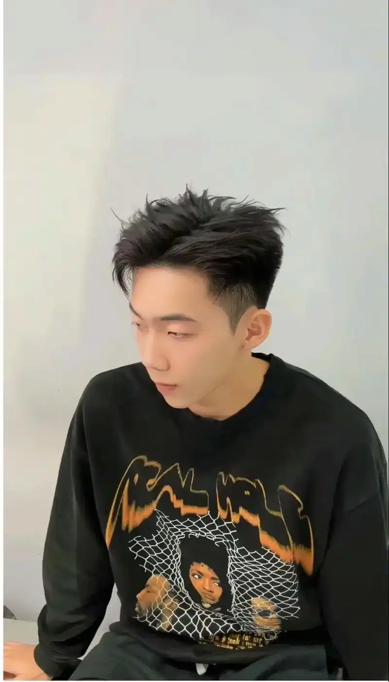 男士免打理发型之痞帅三七半背头.#男士烫发 #精致男头 - 抖音