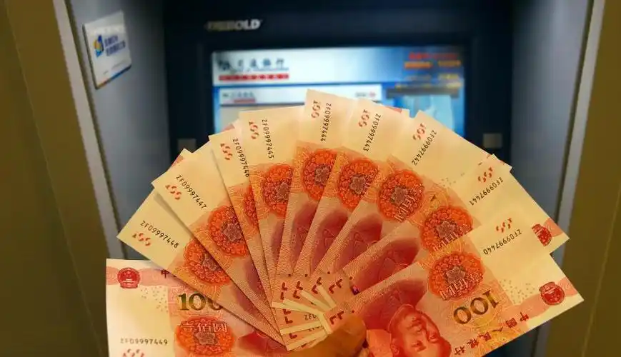 新版百元人民币发行 市民争相换新钞