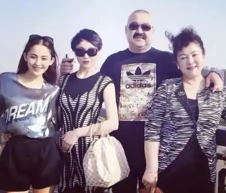 对于迪丽热巴和他的父亲,你又有怎样的看法呢?欢迎在评论区留言讨论.