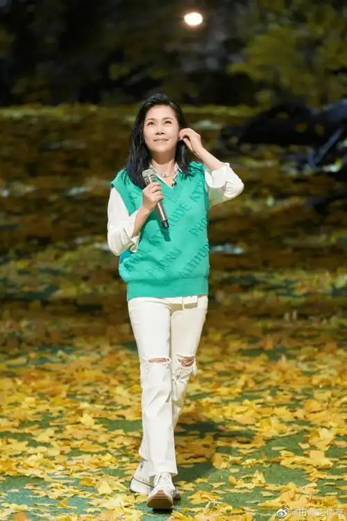 田震在国外生活滋润!