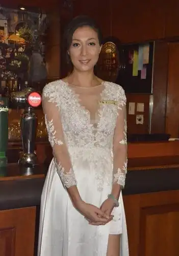 吴绮莉终于认真穿衣,一袭白裙尽显傲人身姿,美腿让人挪不开眼