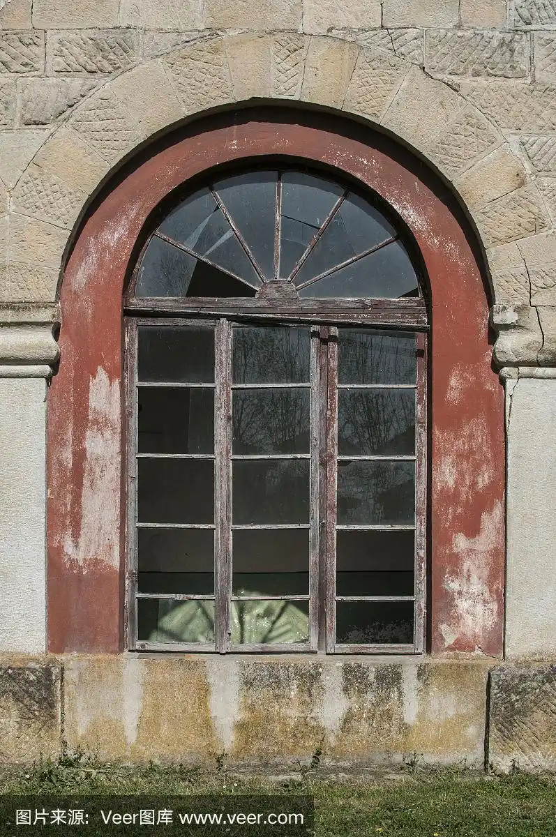 老风化的教堂窗户