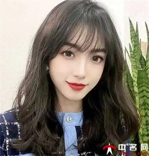 自然小波浪卷发发型把你活泼自然的气质展现出来