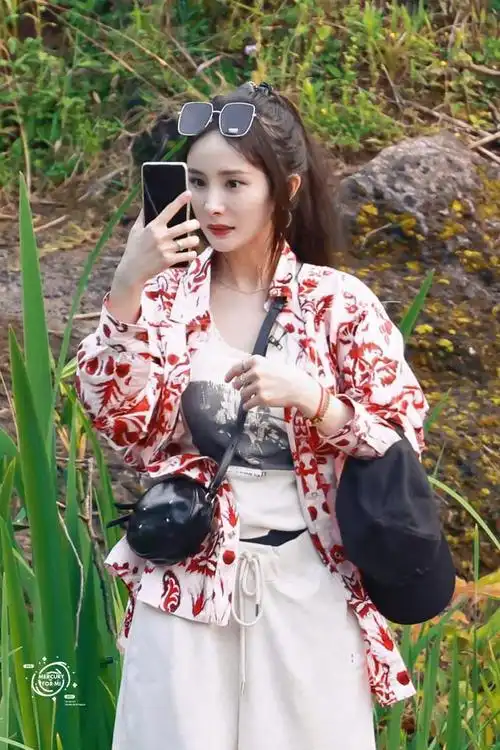 杨幂打扮美了也爱臭美!大路上照镜子照不停,穿搭风格再度大爆火