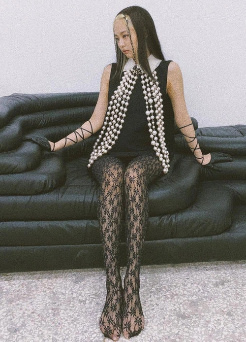 24岁金智妮挑战"蕾丝黑袜",脚趾头却意外抢镜,网友看后笑喷_腾讯新闻