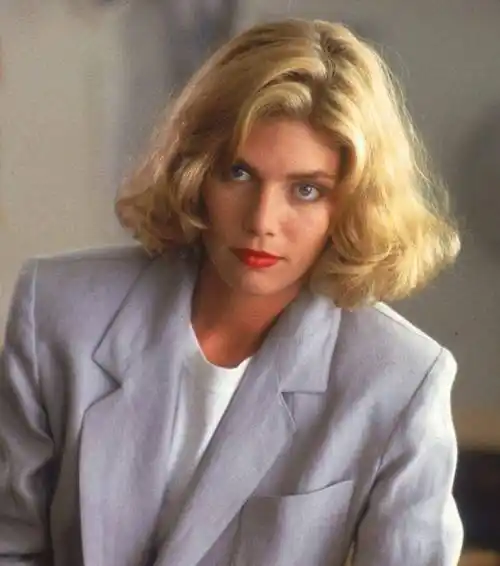 曾是最美汤女郎!《壮志凌云》女主角红遍全球,36年后成白发老太