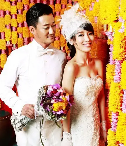 吴京谢楠婚纱照浪漫海岛甜蜜相拥