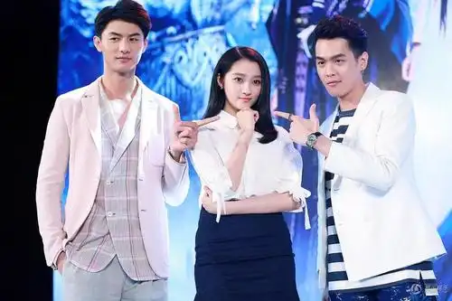 关晓彤喂张若昀吃粽九州天空城看着好虐狗