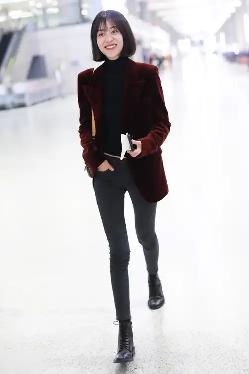 李溪芮现身上海某机场,着装干练美丽获网友点赞!