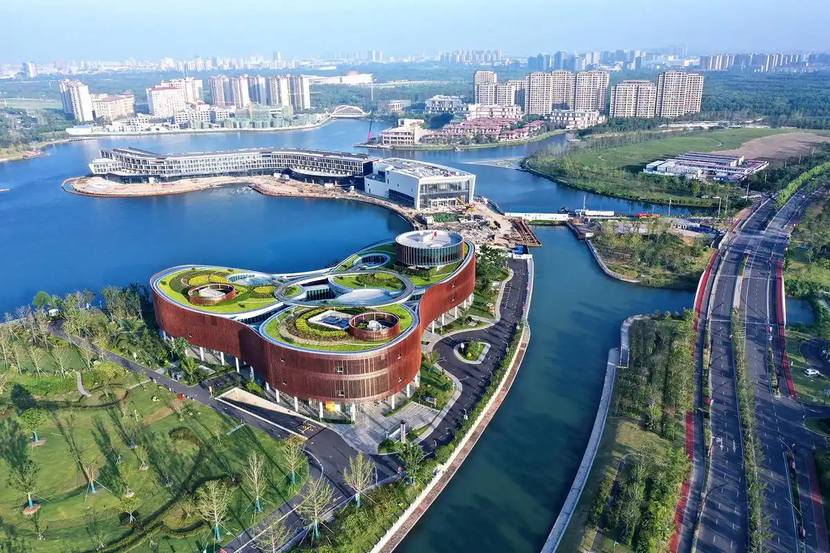 外地人游览上海市奉贤区的感想:虽然在郊区,又繁华又有现代