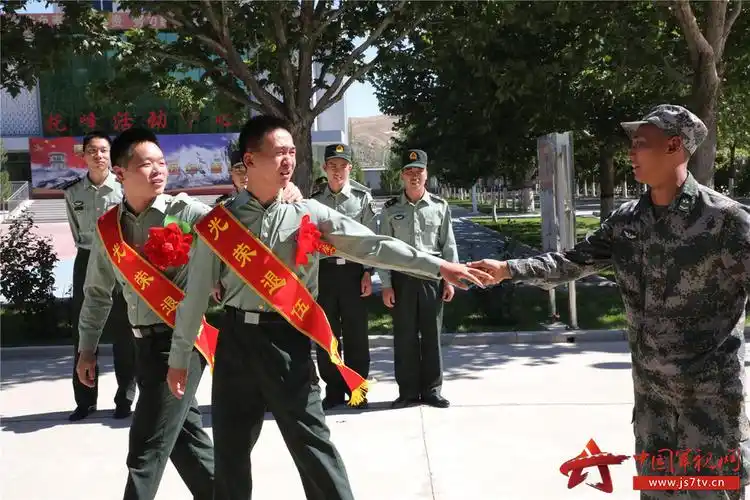 临别前,刚留队的上等兵田鲁振拉着马上要离队的退役老兵朱文瑞的手