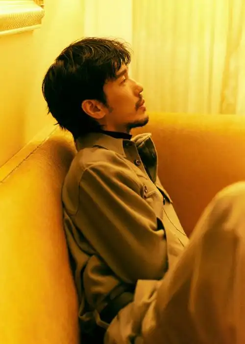 这是同一天的白宇#白宇剃了胡子是青春男大生,留胡子是野性真男人