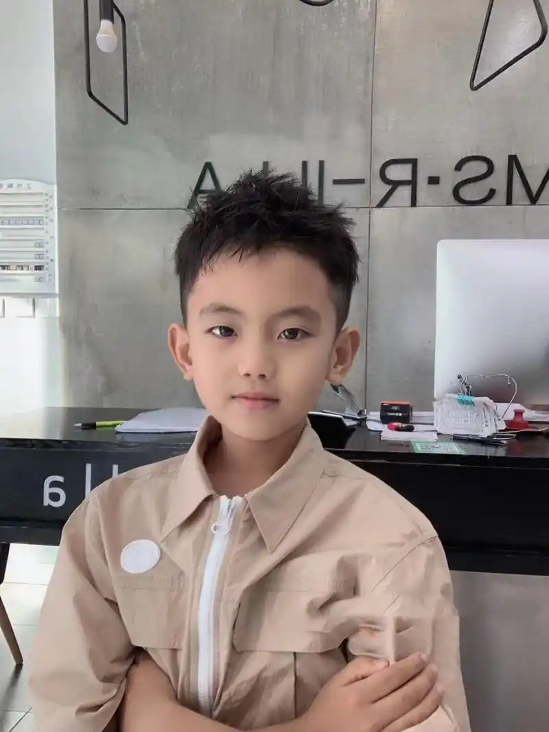 16615颜值不够发型来凑,阳光男孩发型必备 自然有型整体时尚高级