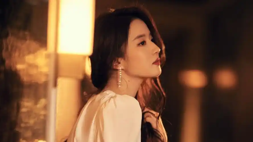 4k超清壁纸,刘亦菲侧脸之美,夜晚灯光下的魅力女神