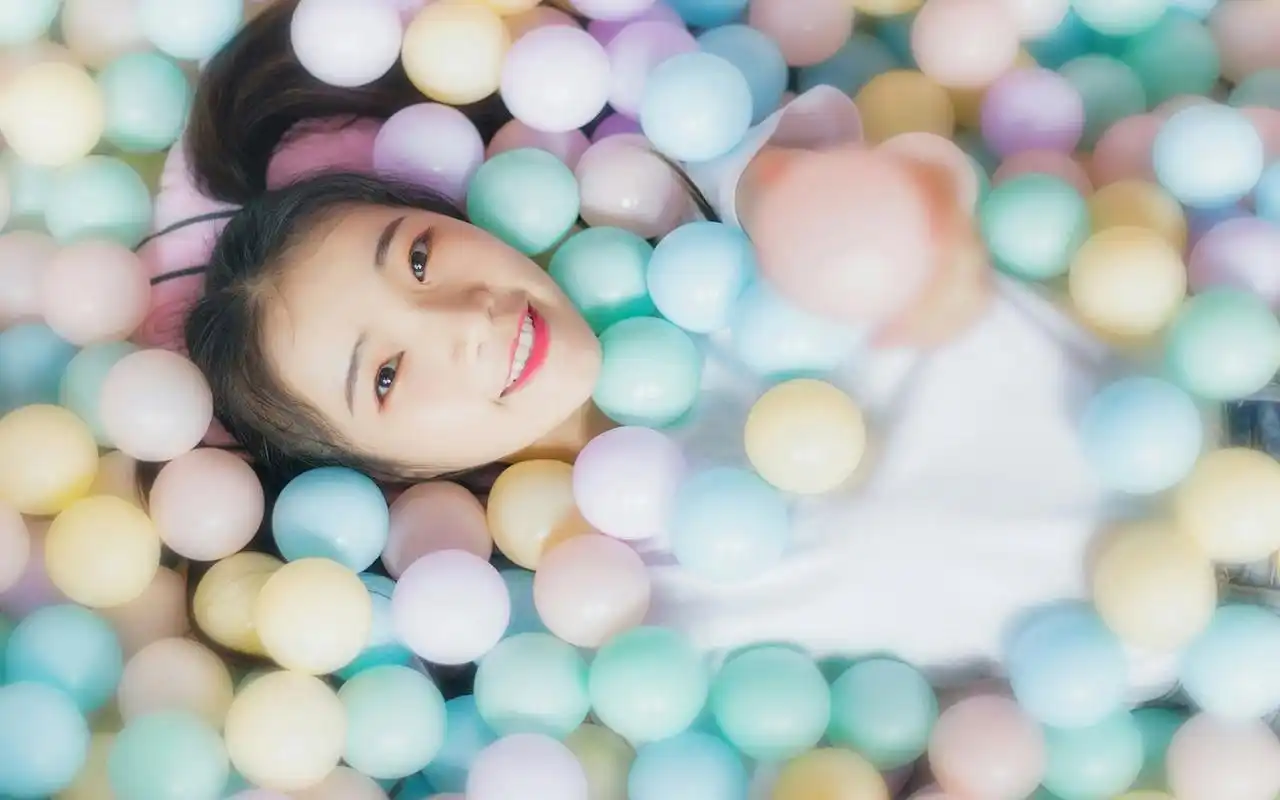 可爱俏皮美少女粉嫩写真图片桌面壁纸