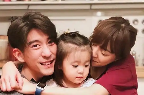 叫爸爸,间接接吻,亲密环抱,十指相扣,没分寸的女星,让人疑惑