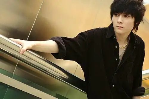 还记得我型我秀的君君?很像混血,当时大家说他像陈冠希吴彦.