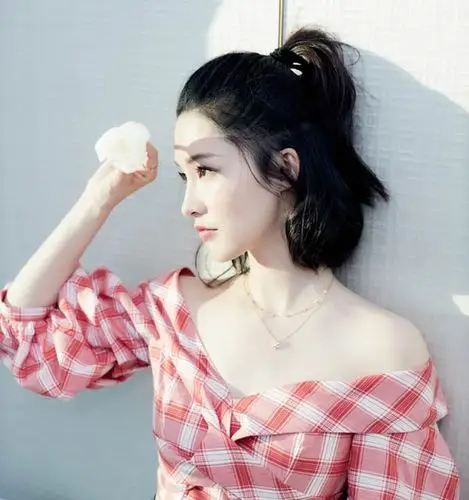 李沁最新短发发型 扎成半丸子头甜美超少女