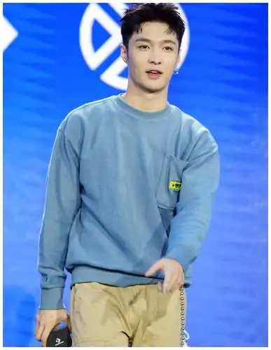 张艺兴蓝色卫衣出席活动,剪短发露额头干净清爽