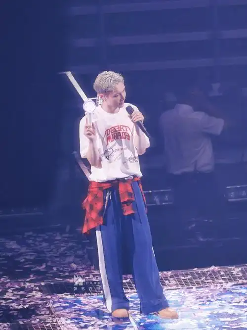 13北京站挥舞着应援棒的"大珍珠"甜甜的00@张艺兴#张艺兴2023大航海