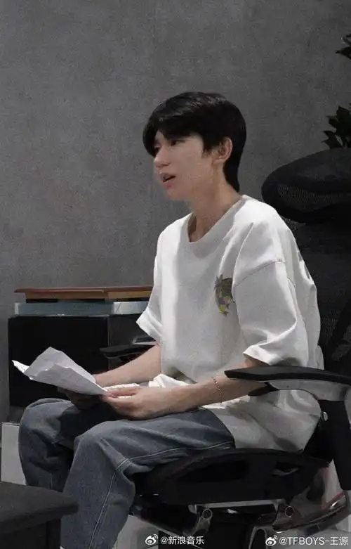 王源白t背影##城市捉迷藏定档官宣