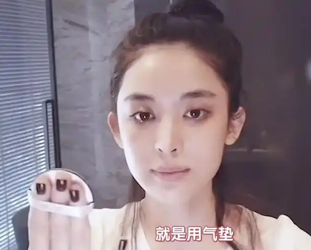 古力娜扎自曝素颜照,黑眼圈严重得像个大熊猫,脸上还长痘