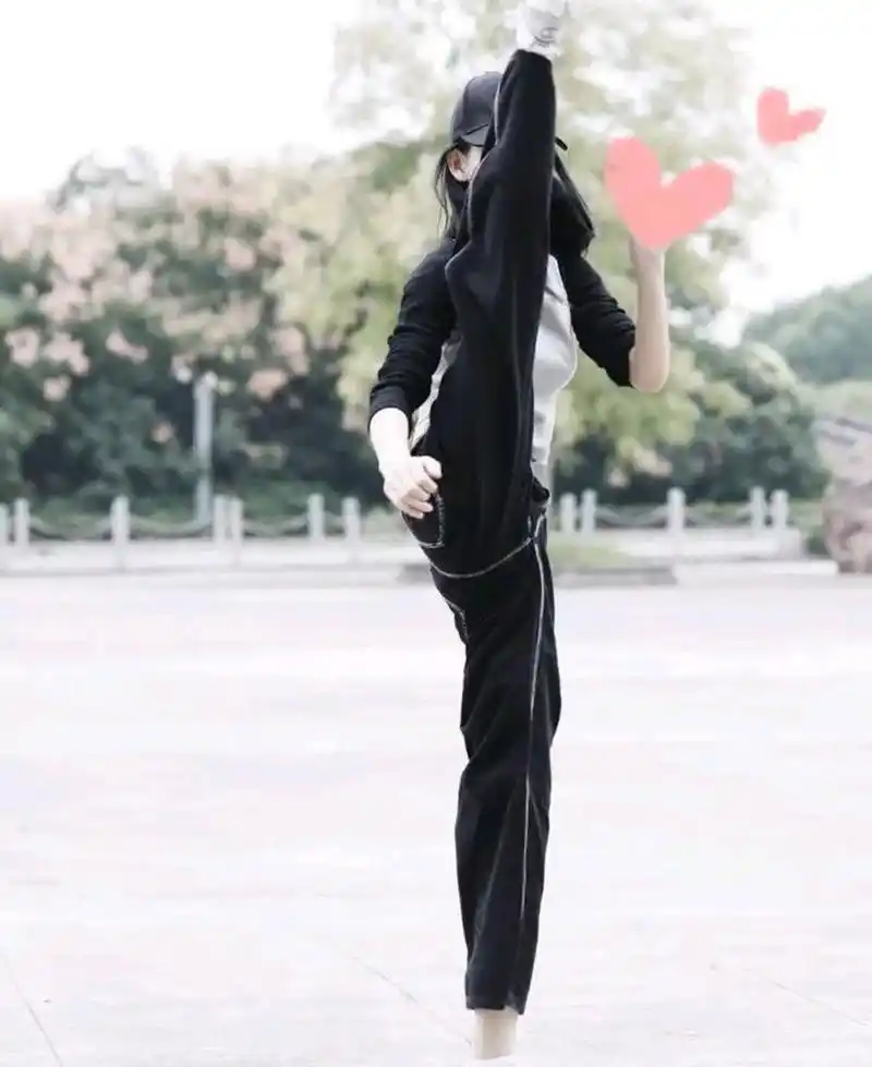 张予曦站着秀一字马.