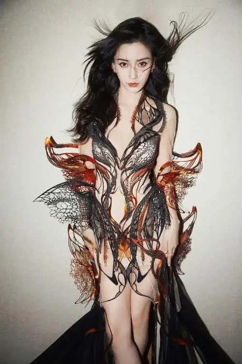 angelababy好洋气,穿薄翼缠绕的镂空裙拍大片,未来感十足|杨颖|墨镜