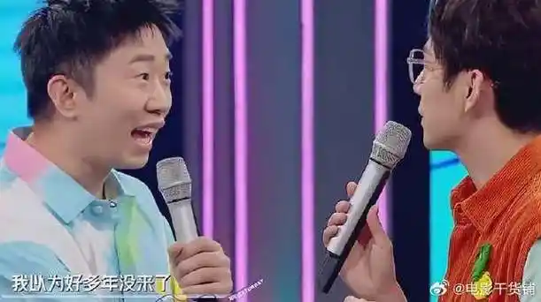 杨迪现身星期六,何炅露出久违的笑容,终于看到家人了!_新浪新闻