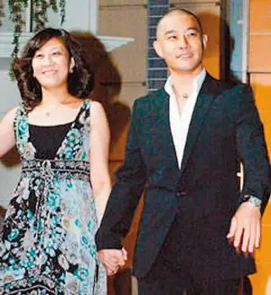 一家三口出现在北京街头共享天伦,哈林带着小哈利恳求妻子让孩子有个